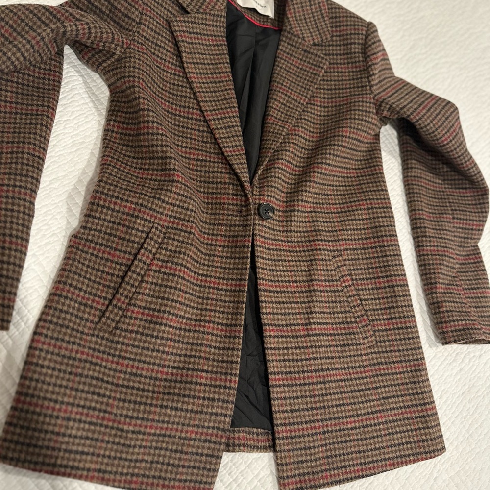 Stylish houndstooth wool equestrian Blazer.